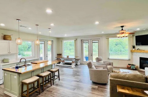 Glenwood House | Crawford's Lookout a.k.a-CLO ~ Private RiverFront ~ Outdoor Entertainment Patio