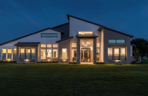 Waxahachie House | Create amazing memories in contemporary 2024 Lake Retreat with Pool & Hot Tub.