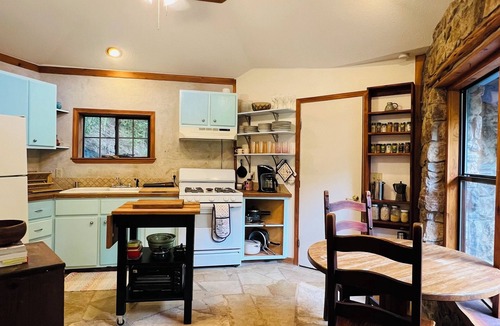 East MLK Cottage | Creekside Cottage in the City, 1 BR, addt’l sleeper sofa, AC & all amenities