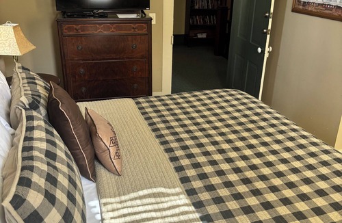 Nacogdoches Bed & Breakfast | Crockett Room - Hardeman House Bed & Breakfast