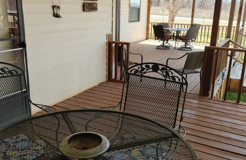 Fort Cobb Cabin | Crow Roost Lake Cabin-Fort Cobb Lake. 2 Blocks to the Boat ramp/Dock