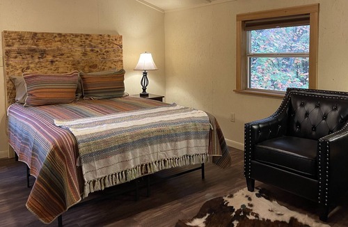 Ozone Cabin | Crow's Nest Cabin getaway in the Ozarks. Walk to the Ozark Highland Trail