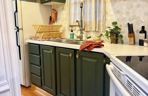 Farmerville House | Curated 1-bedroom bungalow near Lake Darbonne with cozy porch fire pit!
