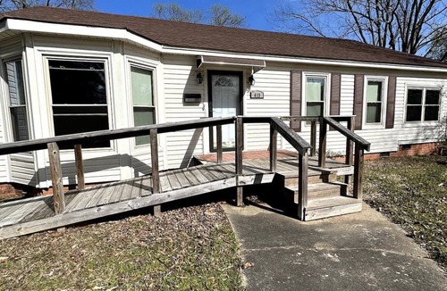 Brinkley House | Cute 2 bed 1 bath home that sleeps 7 in a quiet neighborhood.