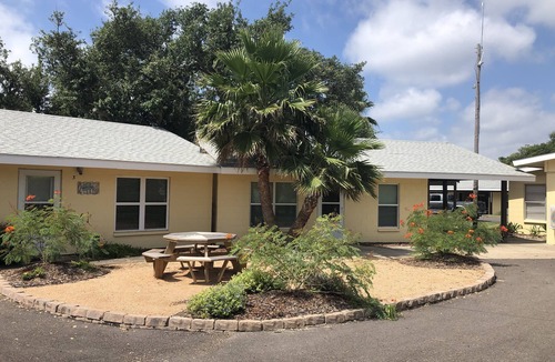 Fulton Cottage | Cute Cottage across from Fulton Pier