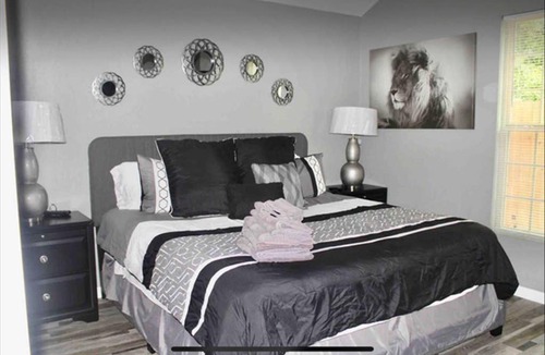Leon Valley House | CYC Lounge with Guest House