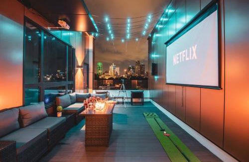 Cedars House | Dallas City View with Pool Table, Sauna, Darts, Golf, and Outdoor Movie Theater