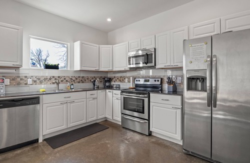 West Dallas House | Dallas Delight! Hot tub and Gameroom!