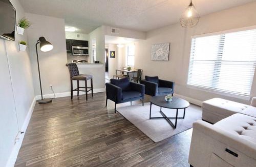 North Dallas Apartment | Dallas Urban Comfort and Arboretum Tickets