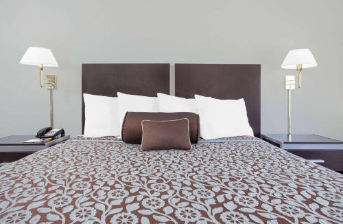 Dallas Design District Hotel | Days Inn by Wyndham Market Center Dallas Love Field