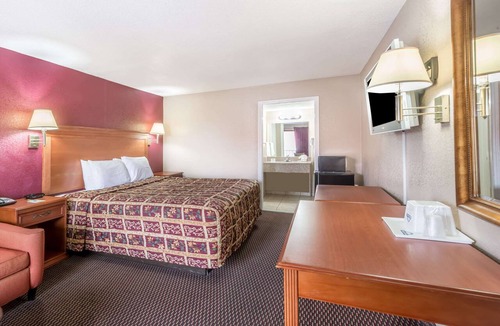 San Antonio Hotel | Days Inn by Wyndham San Antonio Splashtown/ATT Center
