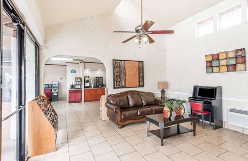 San Antonio Hotel | Days Inn by Wyndham San Antonio Splashtown/ATT Center