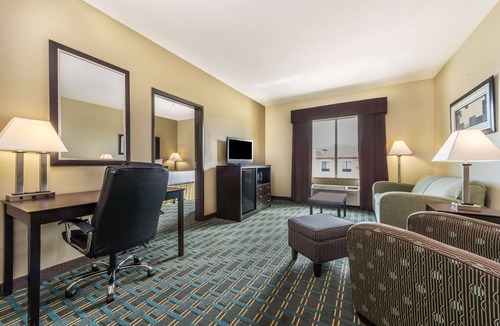Mineral Wells Hotel | Days Inn & Suites by Wyndham Mineral Wells