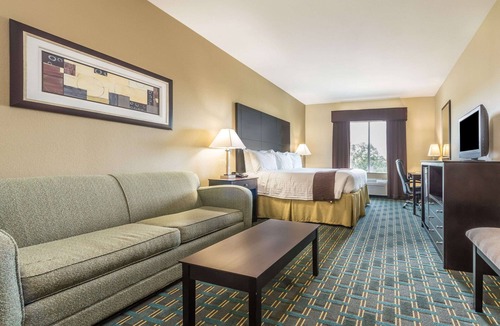 Mineral Wells Hotel | Days Inn & Suites by Wyndham Mineral Wells