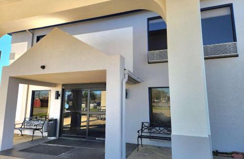 New Iberia Hotel | Days Inn & Suites by Wyndham New Iberia