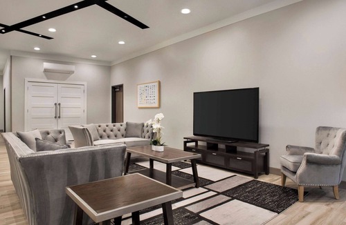 Beaumont Hotel | Days Inn & Suites by Wyndham Beaumont West/I-10 & Walden