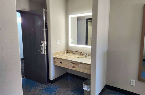 New Iberia Hotel | Days Inn & Suites by Wyndham New Iberia