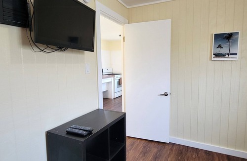 Old Town Cottage | DB 10 High Tide-1 BR Cottage, Living Room, Kitchenette, Walk to Beach, Dogs OK!