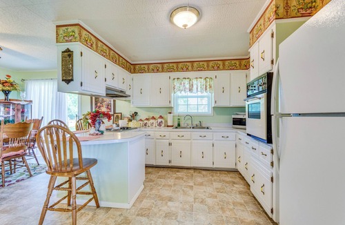 Centerville House | Delaware Vacation Rental: Walk to Lake Dardanelle!