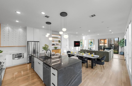 Kessler House | Delightful 3-bedroom townhome with Heated Pool & RT 360 Views DT Dallas