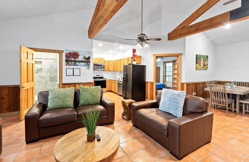 Elmaton House | ☆Delightful 4 Bedroom, lake view. Sleep 8-12.☆