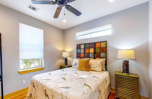 East Cesar Chavez Cottage | Delightful cottage in eclectic neighborhood with W/D, downtown views, & parking