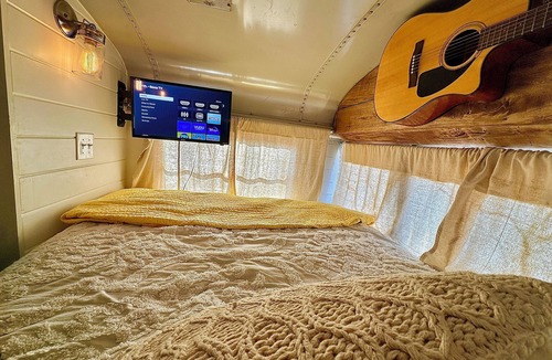 Vidalia Cabin | Delta Dawn The Skoolie, a unique getaway within minutes of all local attractions