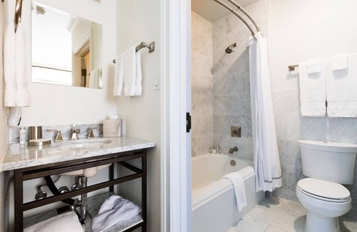 West Campus Hotel | Deluxe King, Hotel Ella, Pool Access, Private Parking, Close to Capitol