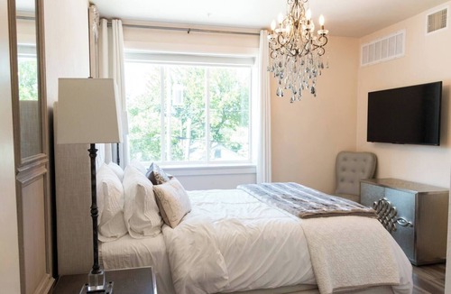 Kessler Bed & Breakfast | Deluxe Suite,1 Queen Bed (Paris)