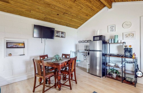 Laguna Park House | Derekville Unit #5 | Condo in Clifton with pool & hot tub