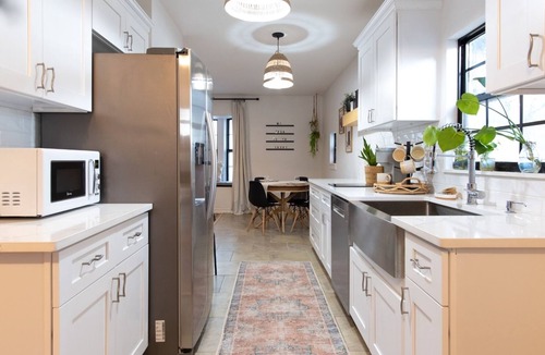 Flour Bluff House | Designer Oasis: King Bed | Tranquil Backyard