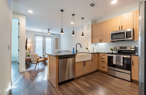 Hancock Apartment | Designer Space near UT King Bed