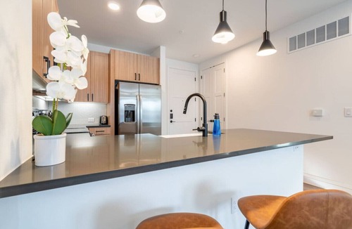 Hancock Apartment | Designer Space near UT King Bed