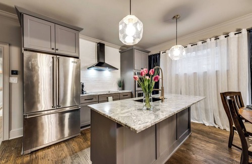 Old East Dallas Condo | Discover Munger’s historic charm in this spacious 3-bedroom, 3 1/2 bath condo for up to 7 guests. Each bedroom offers a private ensuite, luxury linens, and Sleep 8 Technology. Enjoy a chef’s kitchen with high-end appliances & spacious living areas.