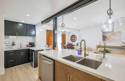 Garden Oaks House | Discover the perfect short or mid-term stay at Libbey, a spacious Oak Forest house that sleeps 13, near Downtown and The Heights. Fully equipped for an exceptional stay, family-friendly, and includes a 1-car garage for easy parking. Book confidently