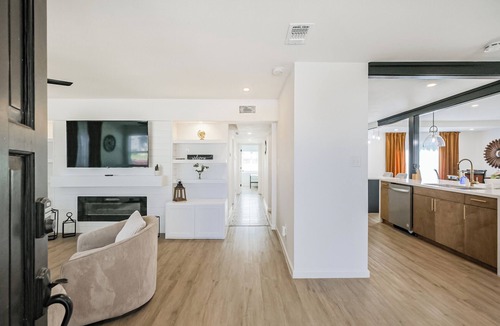 Garden Oaks House | Discover the perfect short or mid-term stay at Libbey, a spacious Oak Forest house that sleeps 13, near Downtown and The Heights. Fully equipped for an exceptional stay, family-friendly, and includes a 1-car garage for easy parking. Book confidently