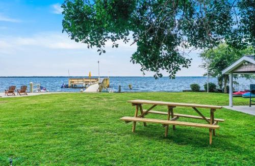 Russellville House | Dock & Fire Pit: Lakefront Bonneau Home!