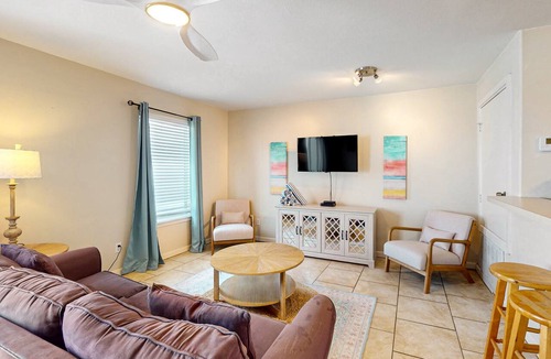 Corpus Christi Condo | Dog-friendly Condo with Pool & Free WiFi - Walk to the Beach