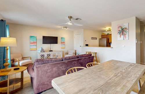 Corpus Christi Condo | Dog-friendly Condo with Pool & Free WiFi - Walk to the Beach