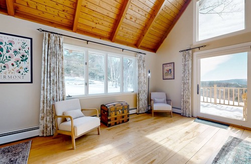 Montpelier House | Dog-friendly home with panoramic mountain views, grill, deck, & pool table