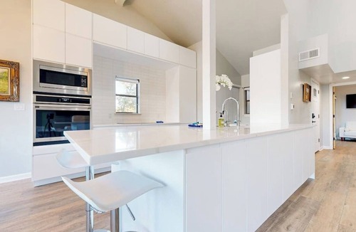 Horseshoe Bay Condo | Dog-friendly waterfront retreat with a washer/dryer, furnished patio, & AC