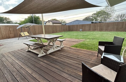 Bay Area House | Dolphin Place | Spacious home/backyard and centrally located | 3 Bed | 2 Bath |