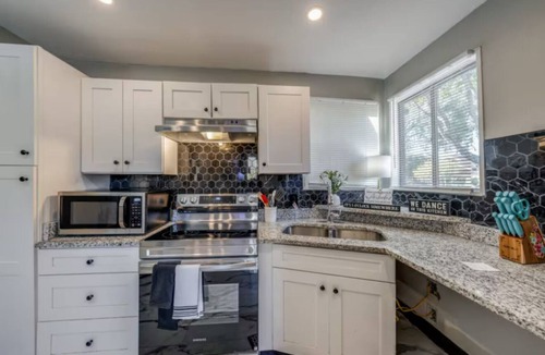 Near East Side House | Down Town San Antonio Stay 3mins from the Riverwalk 2 mins from the Alamodome