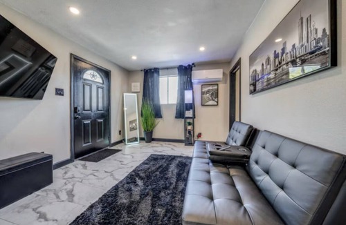 Near East Side House | Down Town San Antonio Stay 3mins from the Riverwalk 2 mins from the Alamodome