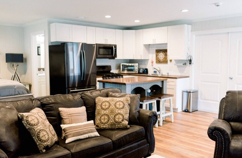 Mermentau Apartment | Downstairs Studio style apartment on the River
