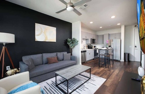 Southtown Apartment | Downtown 1-Bedroom Stay with Gym and Free Parking