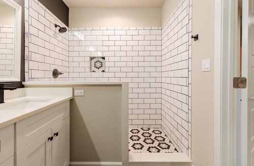 Near East Side House | Downtown Area Modern Cozy House with King Bed