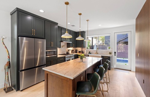 East Cesar Chavez House | Downtown ATX - Luxury Pool - Putting Green - 85inch TV
