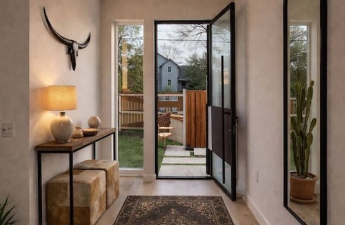 East Cesar Chavez House | Downtown Austin Luxury Oasis - Private Pool and Hot Tub with 9 Bedrooms 6 Bath