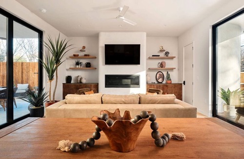 East Cesar Chavez House | Downtown Austin Luxury Oasis - Private Pool and Hot Tub with 9 Bedrooms 6 Bath